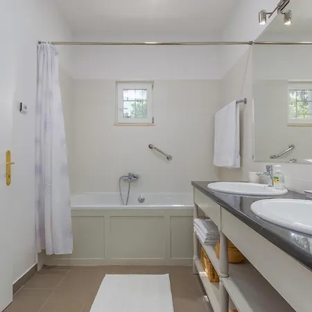 Tre Colonne For 10 Persons In Istria With 60 M2 Private Pool, Mini Golf & Sauna Modrušani