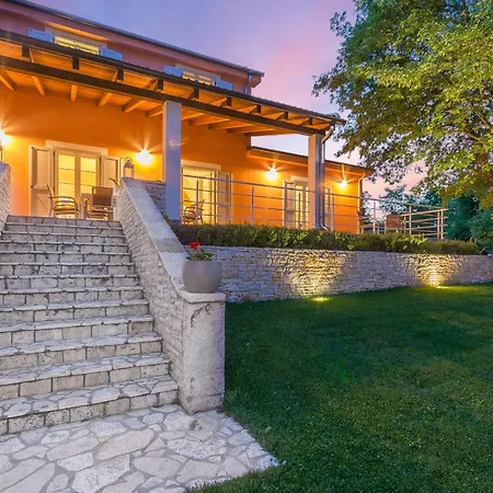 Tre Colonne For 10 Persons In Istria With 60 M2 Private Pool, Mini Golf&sauna Modrušani