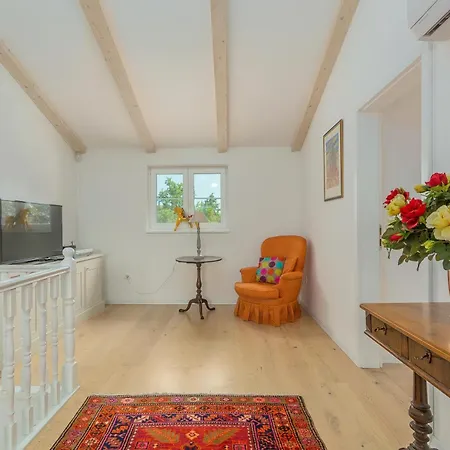 Villa Tre Colonne For 10 Persons In Istria With 60 M2 Private Pool, Mini Golf&sauna Modrušani