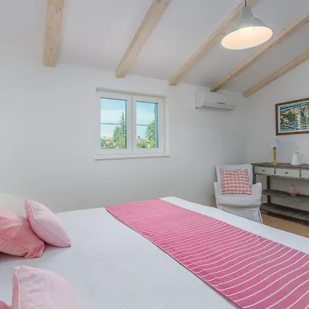 Tre Colonne For 10 Persons In Istria With 60 M2 Private Pool, Mini Golf&sauna Modrušani