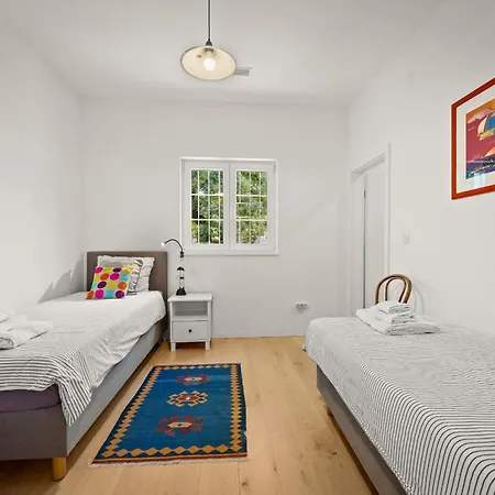 Tre Colonne For 10 Persons In Istria With 60 M2 Private Pool, Mini Golf&sauna Villa Modrušani